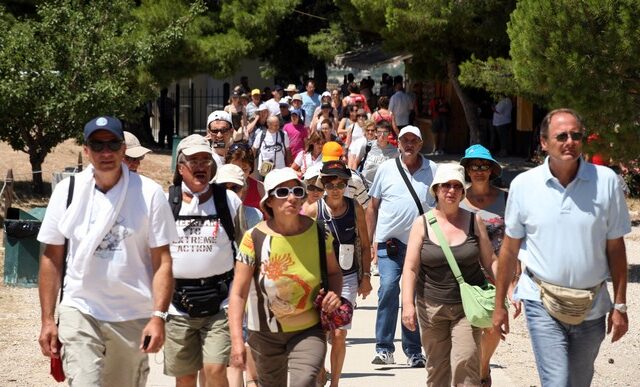 Οι τουρίστες επιστρέφουν στην Ελλάδα