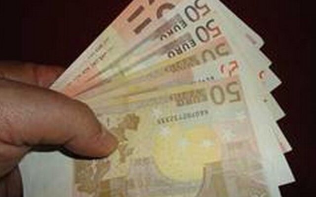 Αλβανίδα βρήκε 5.500 ευρώ και τα παρέδωσε