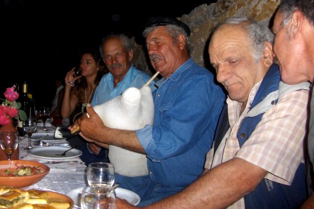 Το μυστικό της μακροζωίας αναζητούν οι επιστήμονες στην Ικαρία