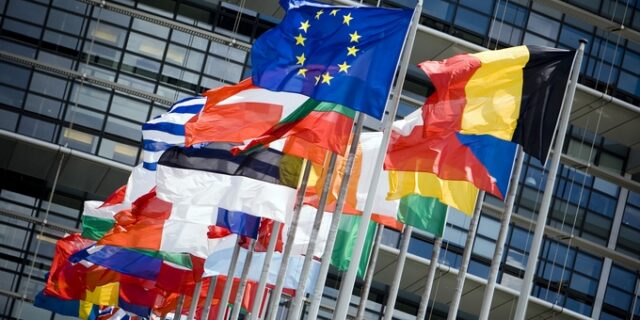 Financial Times: Μόνη λύση για την Ευρωζώνη, το αδύναμο ευρώ