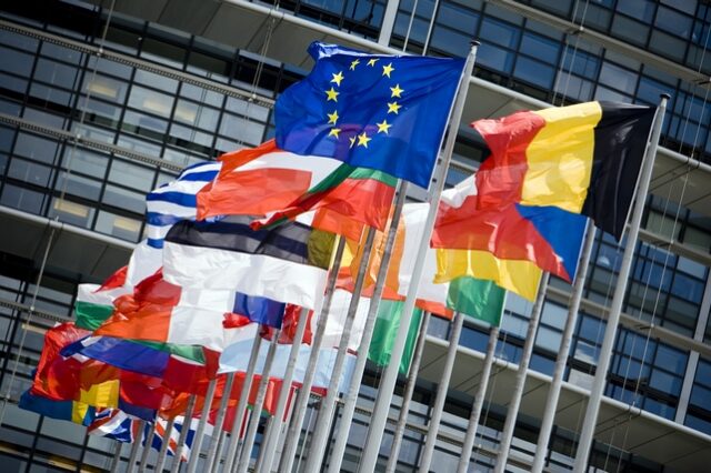 Financial Times: Μόνη λύση για την Ευρωζώνη, το αδύναμο ευρώ