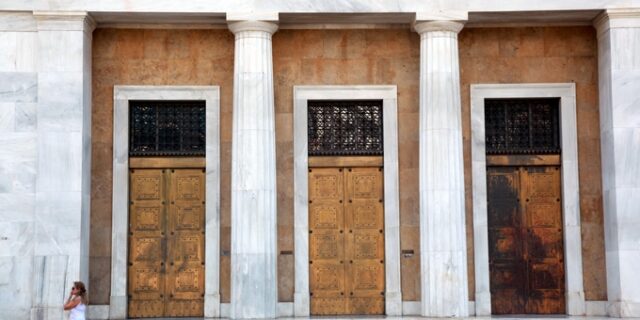 Reuters: Η Ελλάδα θα χρειαστεί νέο “κούρεμα”