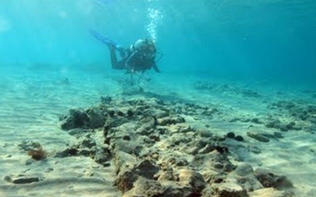 Βρήκαν αρχαίο αμφορέα ενώ κολυμπούσαν