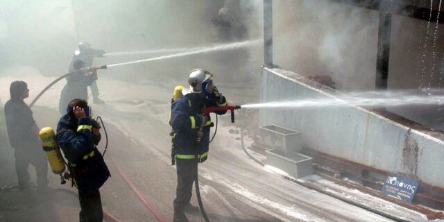 Σε εξέλιξη πυρκαγιά σε εργοστάσιο ανακύκλωσης στον Ασπρόπυργο