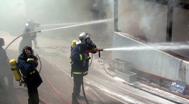Σε εξέλιξη πυρκαγιά σε εργοστάσιο ανακύκλωσης στον Ασπρόπυργο