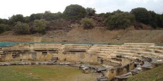 Αρρώστησε ο φύλακας του θεάτρου Μαρώνειας, από τρύπα στον φράκτη η είσοδος!