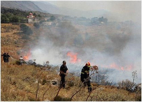 Στις φλόγες η Καμενίτσα Αχαίας