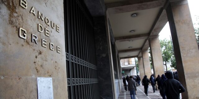 Τα “κόκκινα” δάνεια πνίγουν την Ελλάδα