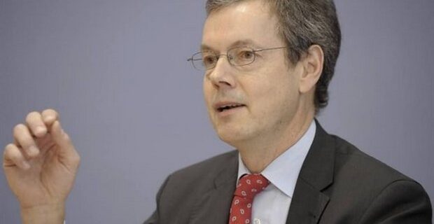 Μπόφινγκερ: “Και το 2013 η Ελλάδα θα βρίσκεται στην Ευρωζώνη”