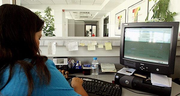Σε ποιες περιπτώσεις επιτρέπει το Σύνταγμα να προσλαμβάνονται στο Δημόσιο συμβασιούχοι