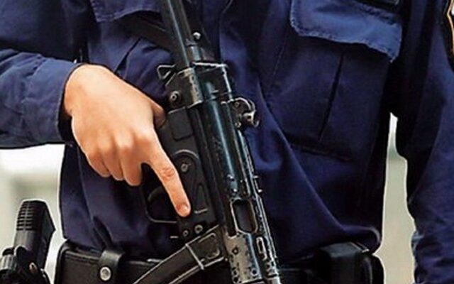 Ειδικός φρουρός, εκτός υπηρεσίας, χτύπησε με το όπλο του πολίτη