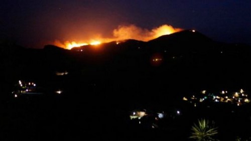 Μαίνεται ανεξέλεγκτη η φωτιά στην Εύβοια