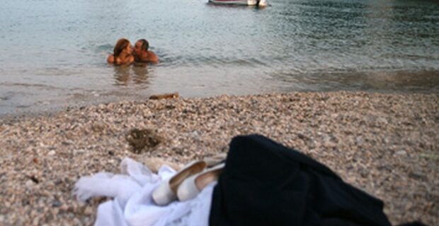Για μπάνιο με το…νυφικό