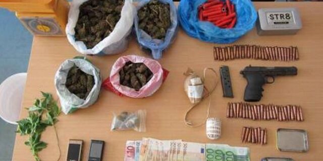 Σπίτι-γιάφκα στην Πάτρα με ναρκωτικά, όπλα και πυρομαχικά