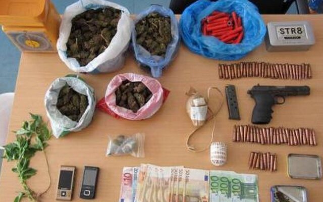 Σπίτι-γιάφκα στην Πάτρα με ναρκωτικά, όπλα και πυρομαχικά