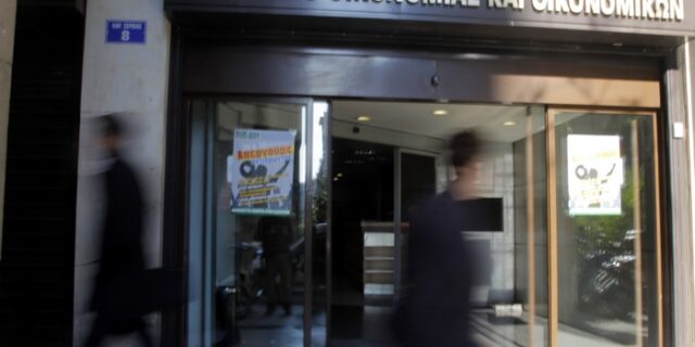 Διυπουργική με το βλέμμα στην τρόικα