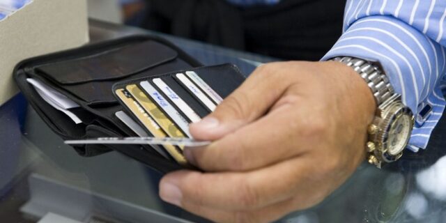 Από τη συλλογή αποδείξεων, στις κάρτες με τα… δώρα