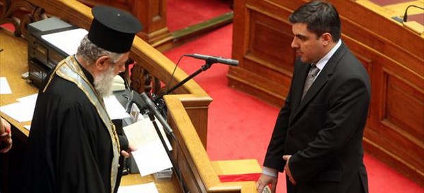 Ματθαιόπουλος: Ο βουλευτής πρώην μπασίστας, που το συγκρότημα του υμνεί το Άουσβιτς