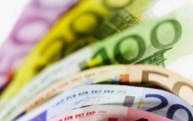 Μούχλιασαν τα χαρτονομίσματα που είχε κρύψει!