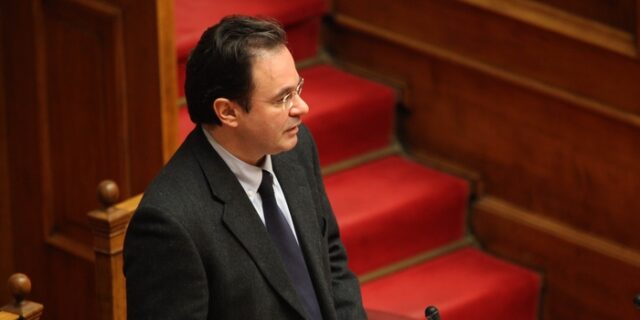 Παπακωνσταντίνου: ΠΑΣΟΚ – ΔΗΜΑΡ με μισή καρδιά στην κυβέρνηση