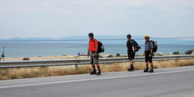 Έκαναν το γύρο της Β. Ελλάδας πάνω σε πατίνια
