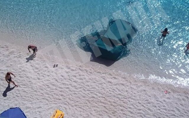 Αυτοκίνητο “βούτηξε” στην πολυσύχναστη παραλία Πόρτο Κατσίκι