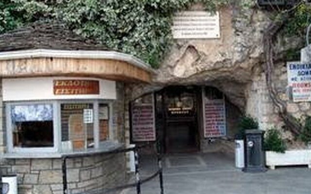 Διαψεύδει ο δήμος Ιωαννιτών τα περί ξεχασμένων τουριστών στο σπήλαιο