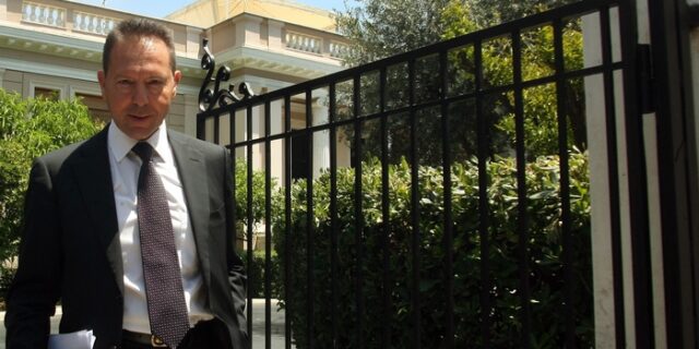 Στουρνάρας σε υπουργούς: Κόψτε δαπάνες, αλλιώς θα κόψουμε εμείς