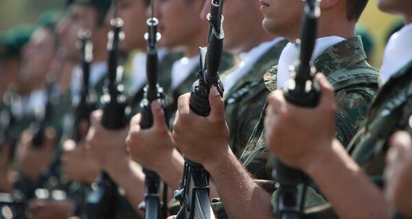 Κοινωνικό μέρισμα: Πώς θα δοθεί το επίδομα των 500 ευρώ σε 74.000 ένστολους