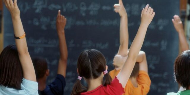 Τι υποστηρίζουν οι συγγραφείς του εγχειριδίου με τα επίμαχα… φωνήεντα