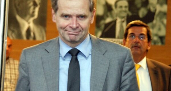 Τόμσεν σε Στουρνάρα: Η τρόικα θα μείνει στην Ελλάδα όσο χρειασθεί