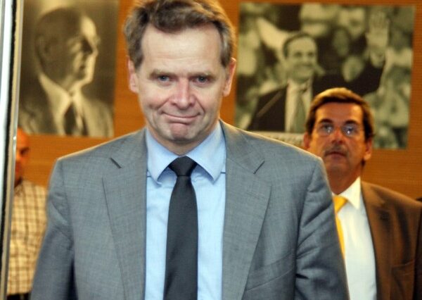 Τόμσεν σε Στουρνάρα: Η τρόικα θα μείνει στην Ελλάδα όσο χρειασθεί