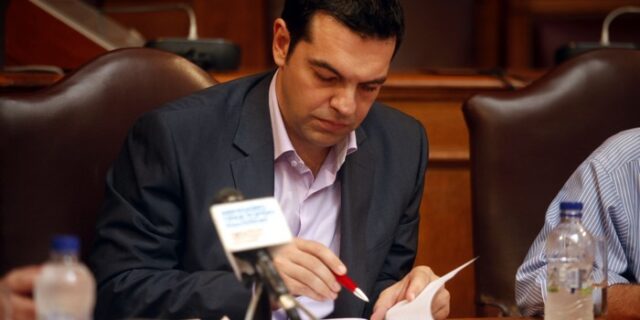 Πρόταση νόμου από τον ΣΥΡΙΖΑ για τα υπερχρεωμένα νοικοκυριά με ολική διαγραφή χρεών