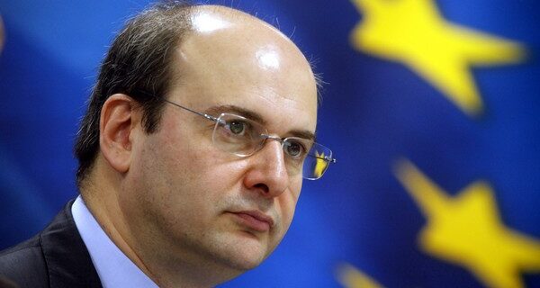 Χατζηδάκης :”Όχι στον εμφύλιο πετροπόλεμο. 1,4 δισ ευρώ θα πέσουν στην αγορά”