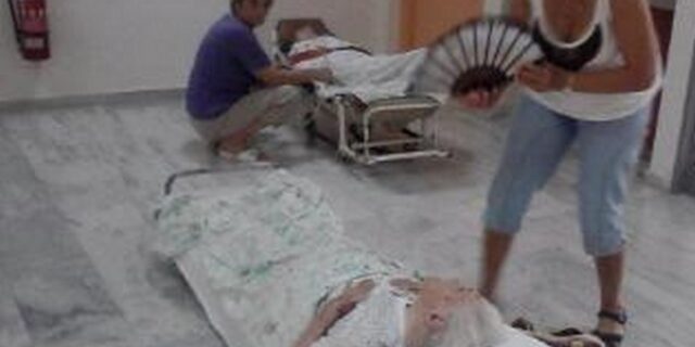 Εικόνες ντροπής στο ΙΚΑ Χίου – Ανήμποροι άνθρωποι περιμένουν στην ουρά καταγής