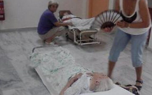 Εικόνες ντροπής στο ΙΚΑ Χίου – Ανήμποροι άνθρωποι περιμένουν στην ουρά καταγής