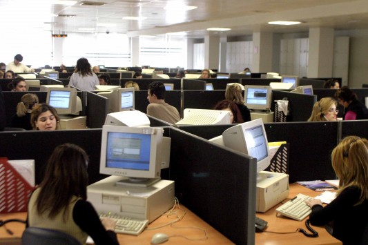 Ενιαίο μισθολόγιο και στις ΔΕΚΟ. Μειώσεις 25% στους μισθούς