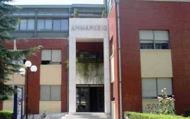 Ξύλο στο δημαρχείο Τρικάλων για χάρη… λουκουμάδων και χαλβάδων