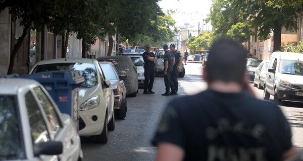 Ένστολοι: “Θα παίζουμε τη ζωή μας κορώνα-γράμματα για 610 ευρώ”