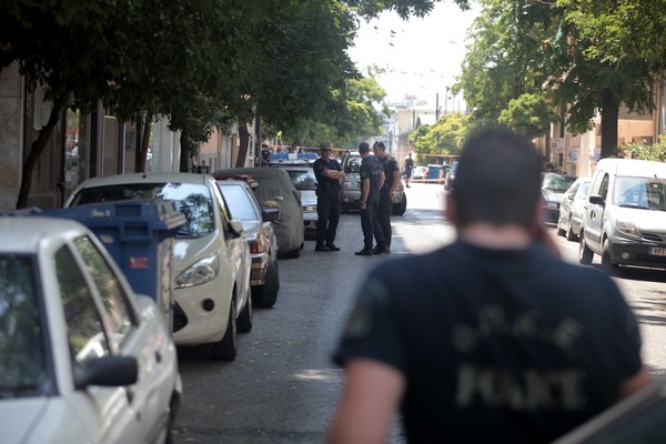 Ένστολοι: “Θα παίζουμε τη ζωή μας κορώνα-γράμματα για 610 ευρώ”