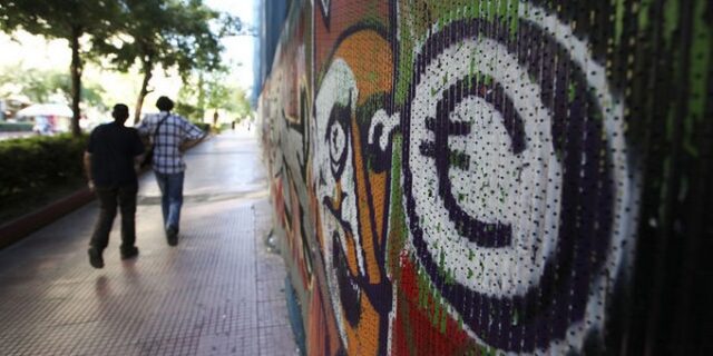 Handelsblatt: Η Ελλάδα θα χρειαστεί 15 δισ. ευρώ ως το τέλος του 2016