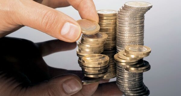 ΣΔΟΕ: Υδραυλικός με καταθέσεις στη Γαλλία και πατωματζής με 250.000 σε τράπεζα της Ελβετίας