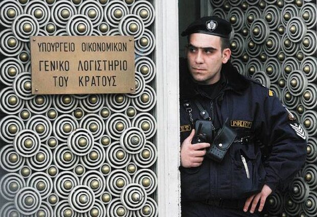 Σύλληψη τμηματάρχη για διαρροή απόρρητων εγγράφων Σταϊκούρα και τρόικας