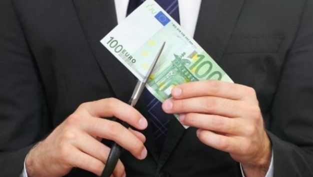 Ποιά μέτρα εξετάζονται για τη μείωση των δαπανών