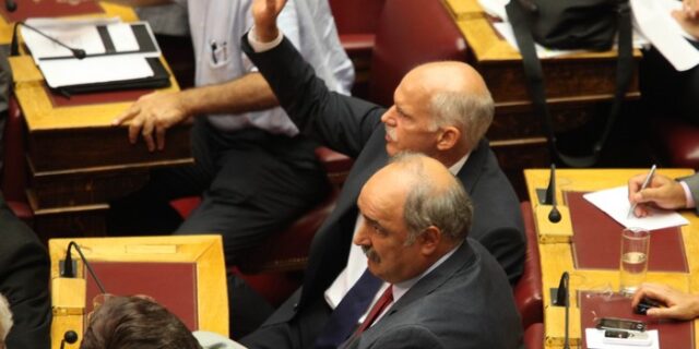 Με “αντάρτικο” Παπανδρέου – Λοβέδρου ψηφίστηκε ο νόμος για την Παιδεία