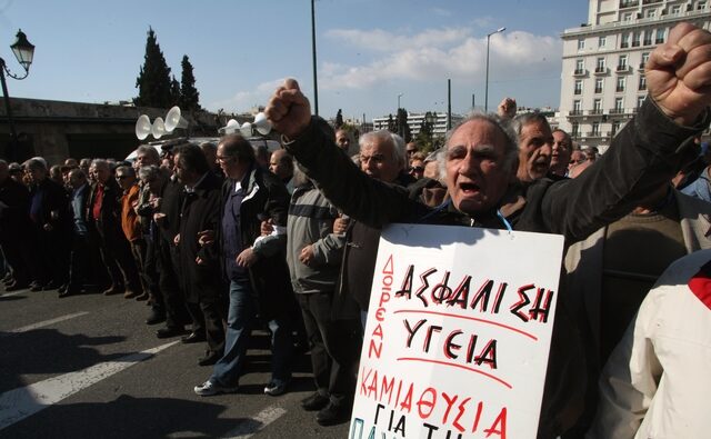 Τα νέα μέτρα φέρνουν ΕΚΑΣ από τα 65 και πάνω