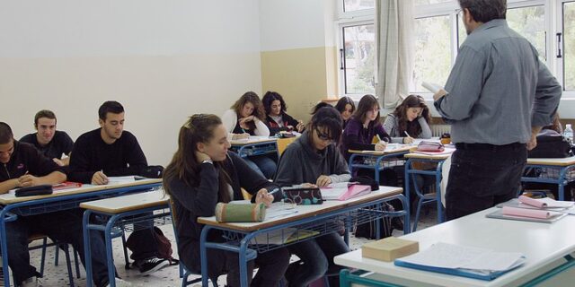 Αδιόριστοι καθηγητές κατά συναδέλφων τους που κάνουν δωρεάν φροντιστήριο