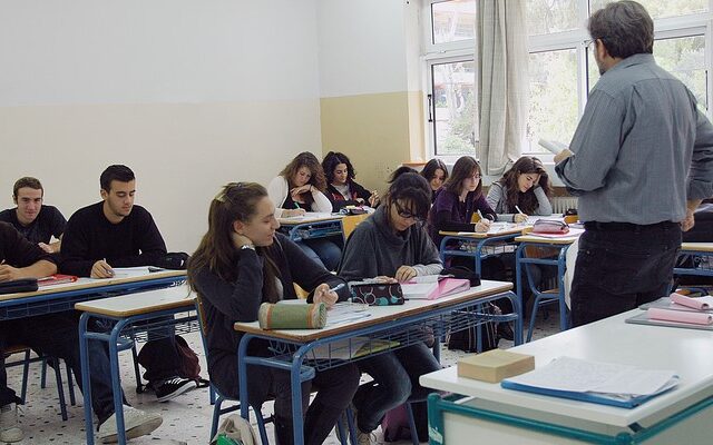 Αδιόριστοι καθηγητές κατά συναδέλφων τους που κάνουν δωρεάν φροντιστήριο