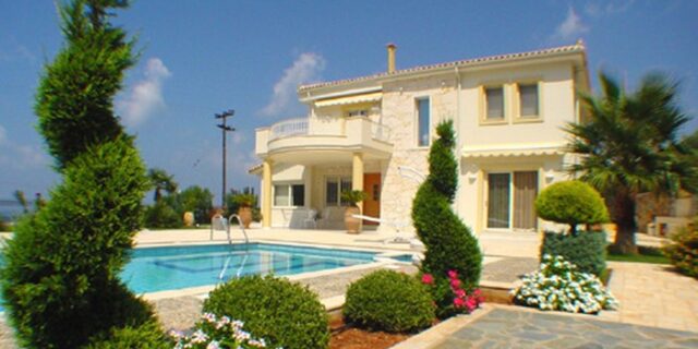 Δανός νοίκιαζε παράνομα 17 συγκροτήματα κατοικιών στην Κρήτη
