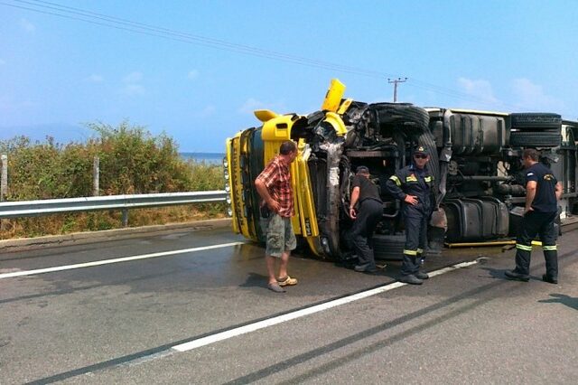 Ανατροπή βυτιοφόρου στην ΕΟ. Νεκρός ο οδηγός
